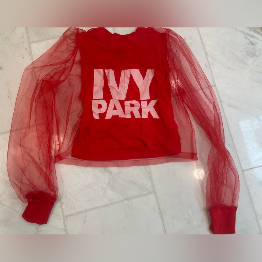 IVY PARK women’s Medium. Red crop top w toile sleeves . New w tags